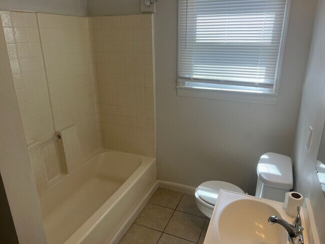 Foto del edificio - Charming Home with Great Location...Availa...