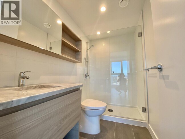 Building Photo - 652 Whiting Way