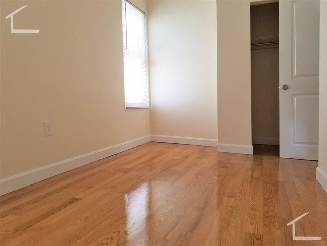 Building Photo - Nicely renovated 4 bed unit near the Commuter Rail!