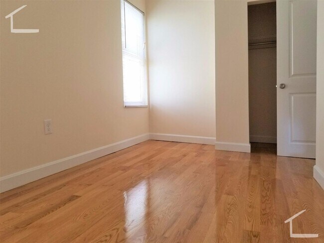 Foto del edificio - Nicely renovated 4 bed unit near the Commuter Rail!