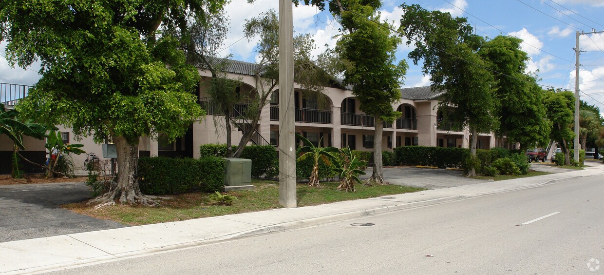 Foto del edificio - 3990 Riverside Dr