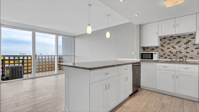 Foto del edificio - Beautiful 6th floor 2BR/2BA Bayshore Tower...