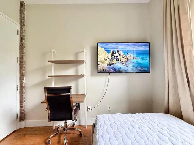 Foto del edificio - Furnished room/NOT APARTMENT