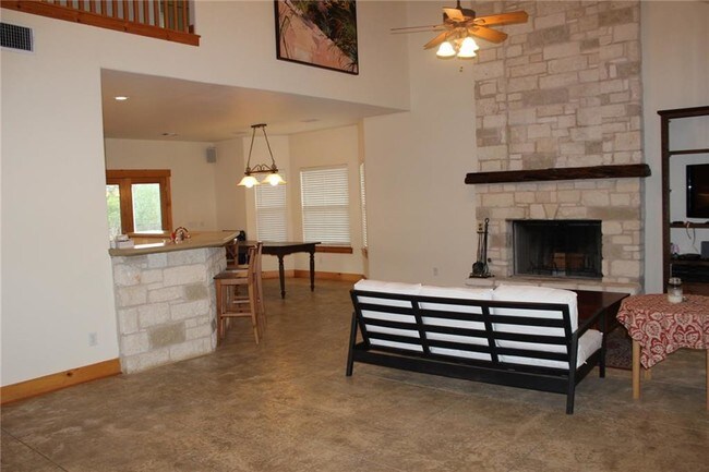 Building Photo - 308 Valley Dr