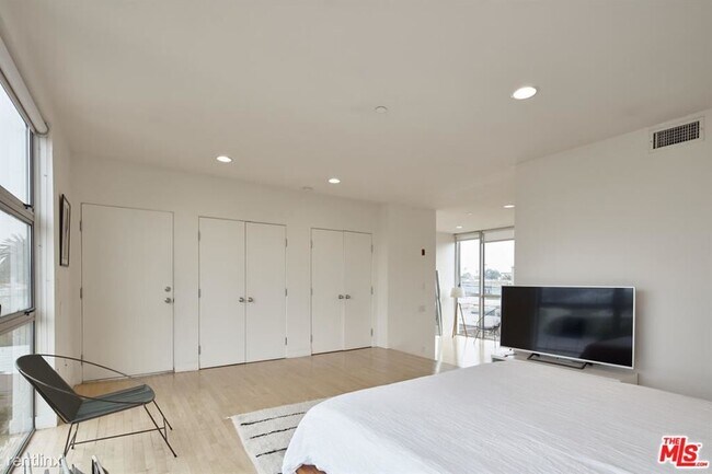 Foto del edificio - 1 br, 2 bath Condo - 660 Rose Ave Ste 3