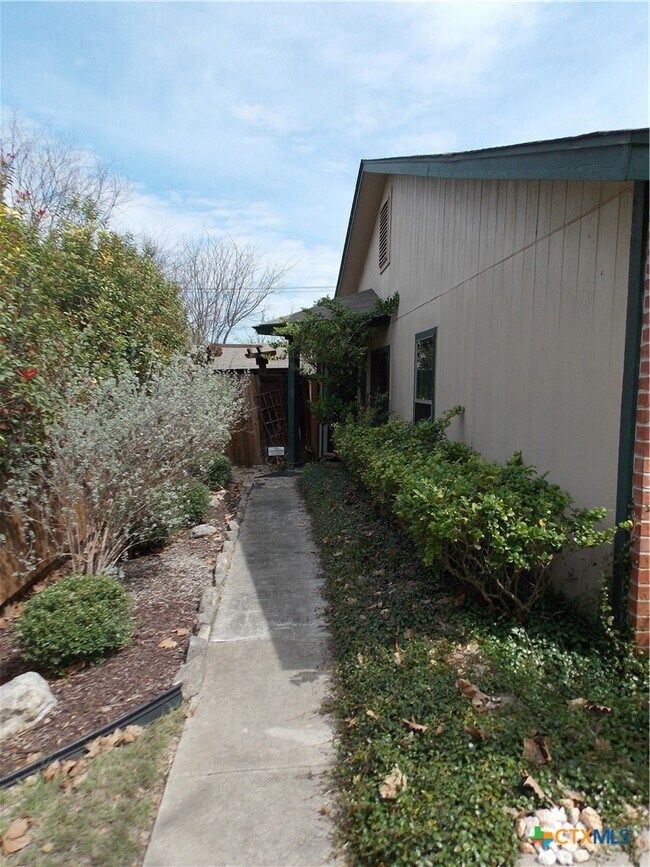 Building Photo - 1414 Leander