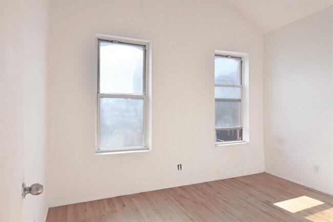 Building Photo - 903 Metropolitan Ave
