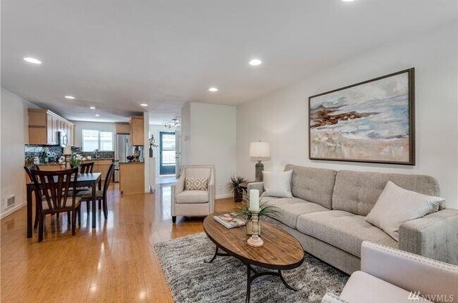 Foto del edificio - Modern Updated large Bellevue 2bd 2bath Condo!