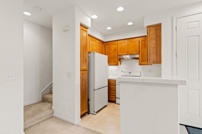 Building Photo - Modern, Private 2 Bed/2 Bath Townhouse wit...