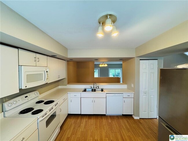 Building Photo - 102 Quaker Dr