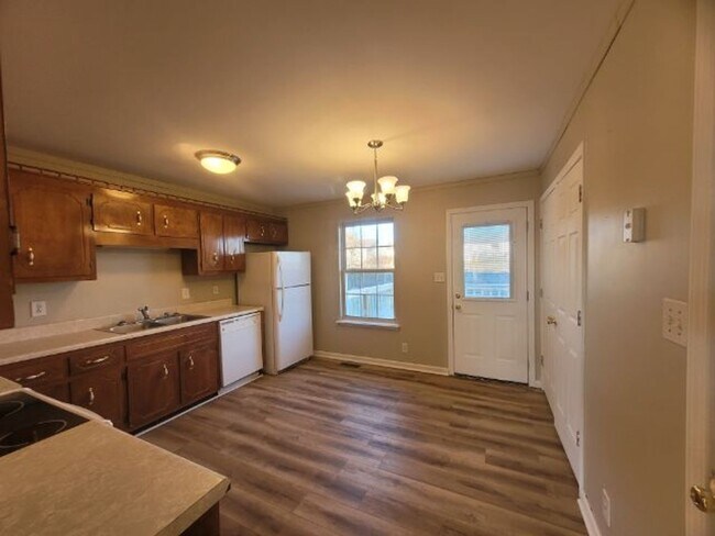 Building Photo - $1450 - 3 Bedrooms 2 Bath Adorable Ranch Home