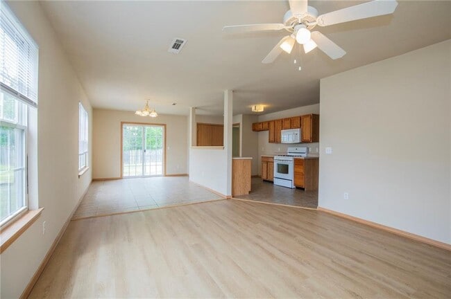 Foto del edificio - 321 Grant Springs Dr