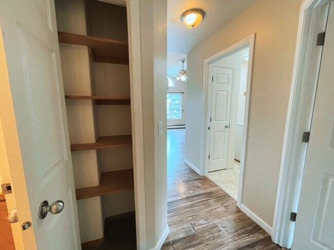 Foto del edificio - Spacious and Bright Lake Otis Townhouse wi...