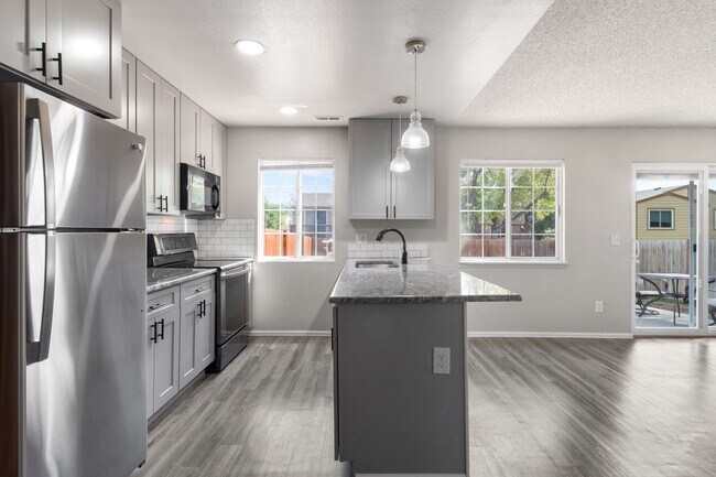 Foto del edificio - 3BR w/ Fenced Yard, Fireplace & Garage in Thornton