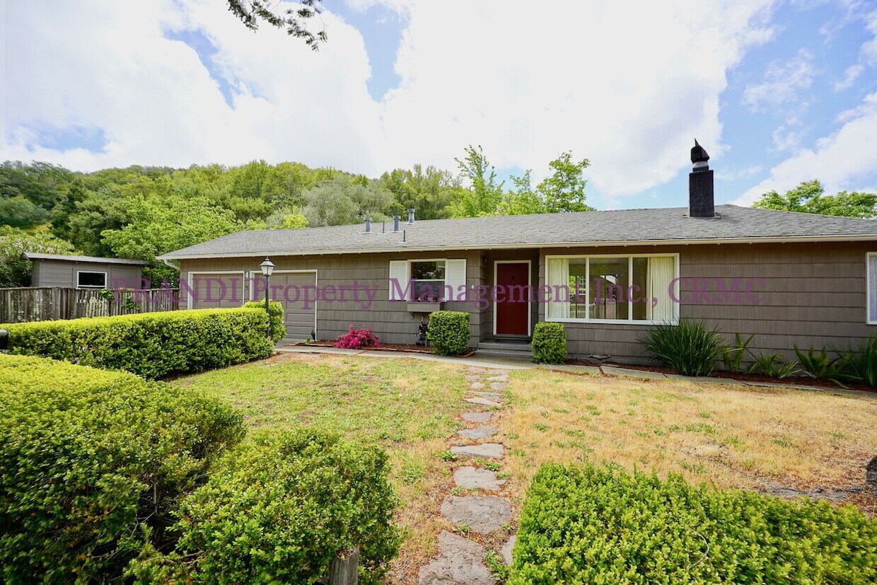 Foto principal - San Anselmo Home On Corner Lot, Nearby Sch...