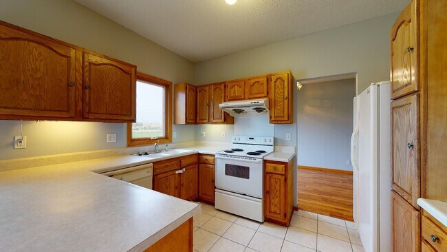 Building Photo - Beautiful Home - Available Augst 2026