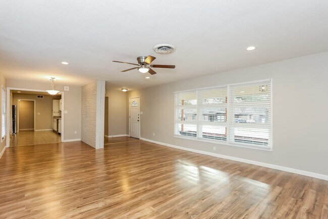 Building Photo - 4837 S Ridge S