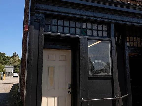 Primary Photo - 594 Thames St