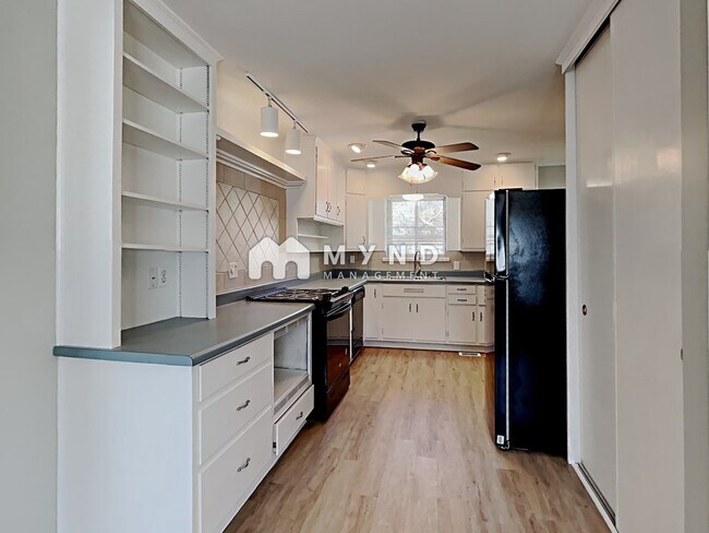 Building Photo - 1108 Little John Ln