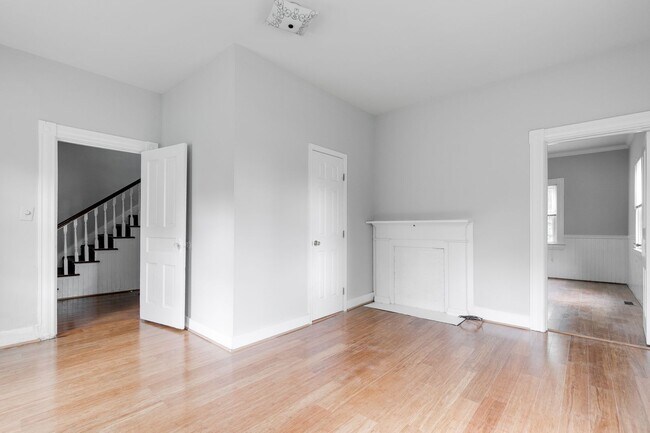 Foto del edificio - Price Drop on Large West End Rental off of...