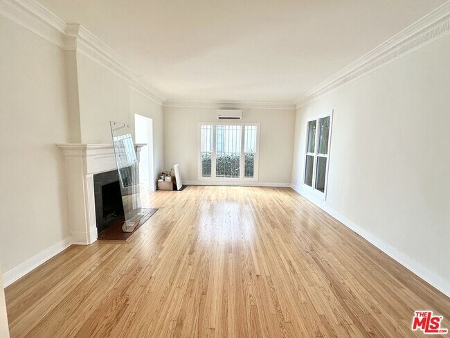 Foto del edificio - 451 N Sycamore Ave