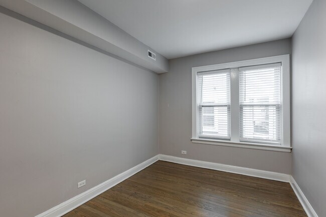 Foto del edificio - 2240 N Sawyer Ave