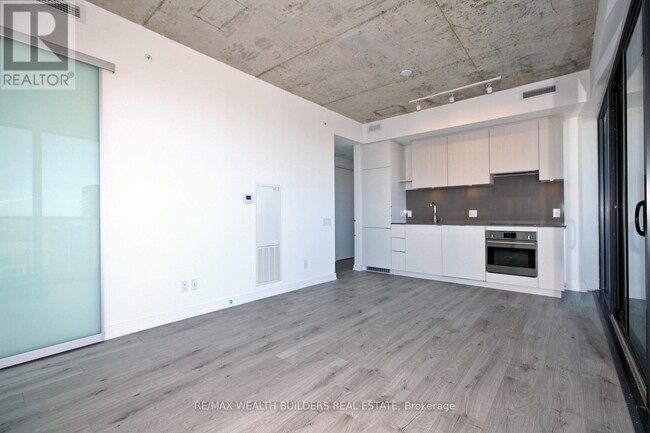 Building Photo - 161-2161 Roehampton Ave