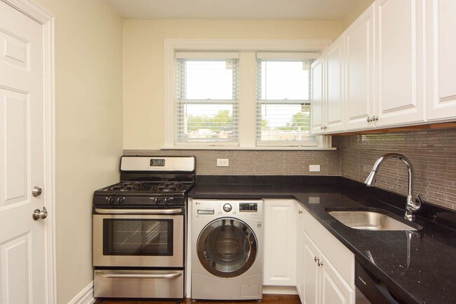 Building Photo - 3819.5 N Greenview Ave