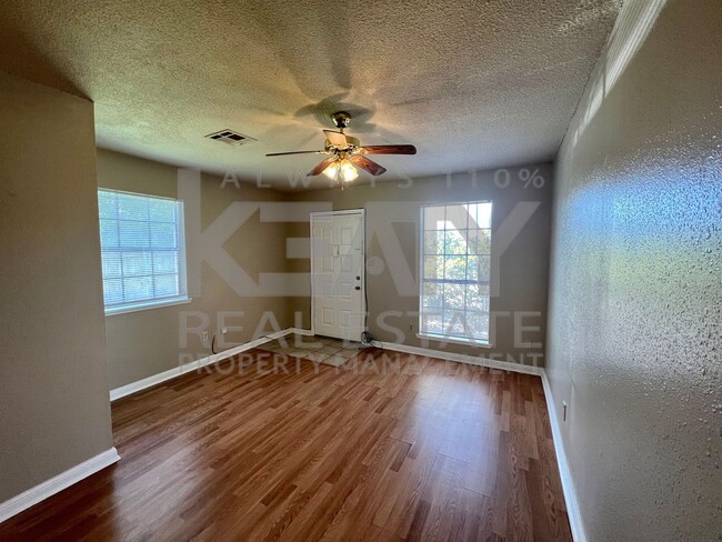 Building Photo - 2 Bedroom, 1.5 Bathroom Townhouse on Roble...