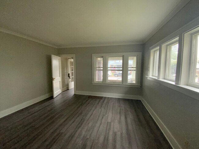 Building Photo - 3 bedroom 1 bath duplex in Mishawaka IN. N...