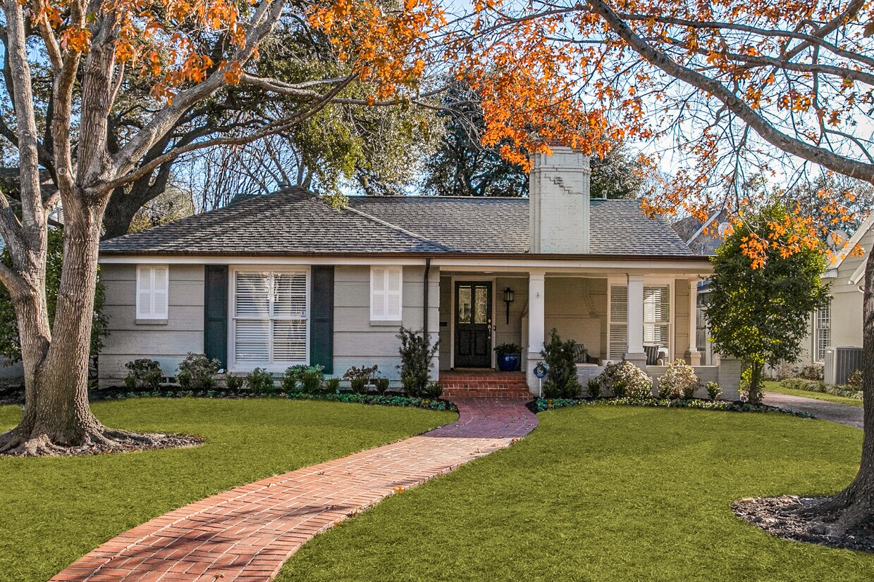 Primary Photo - 4655 N Versailles Ave