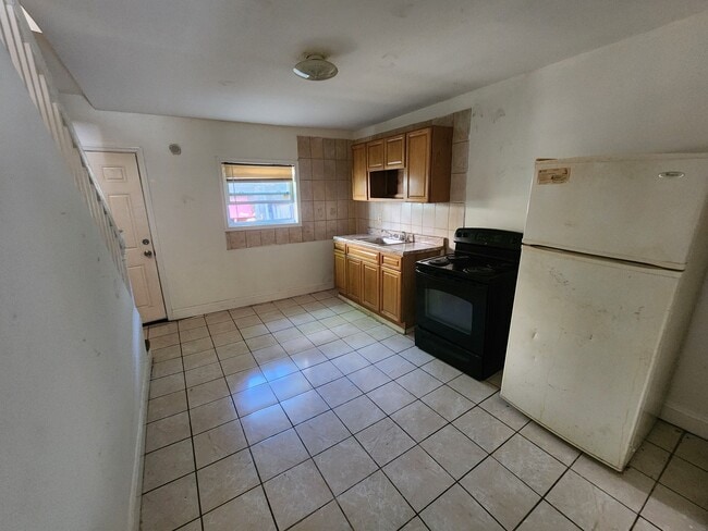 Building Photo - 3323 Mutter St