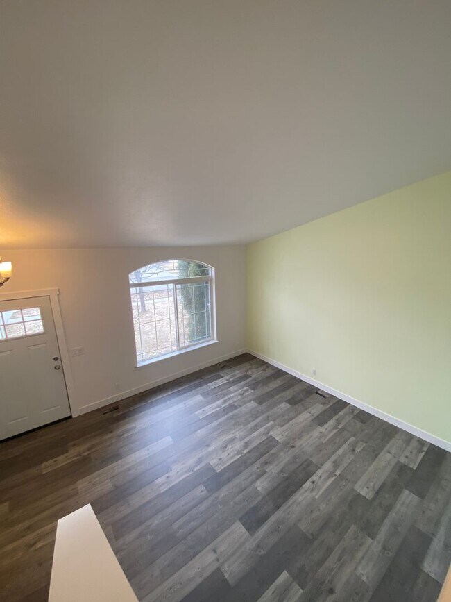 Building Photo - Sunshine Meadows Home (P#408)