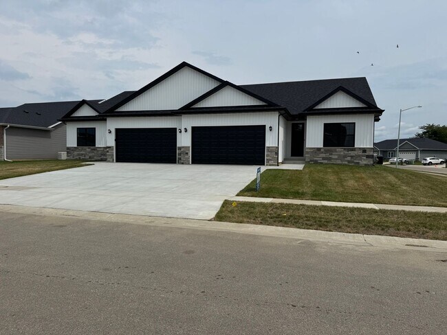 Foto del edificio - New Construction! West side location. 4br, 3bth, 2crg, Finished basement. All new stainless steel...