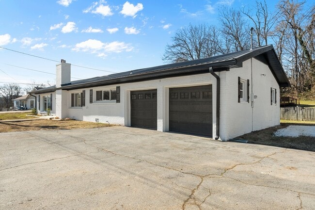 Building Photo - 401 Hill St