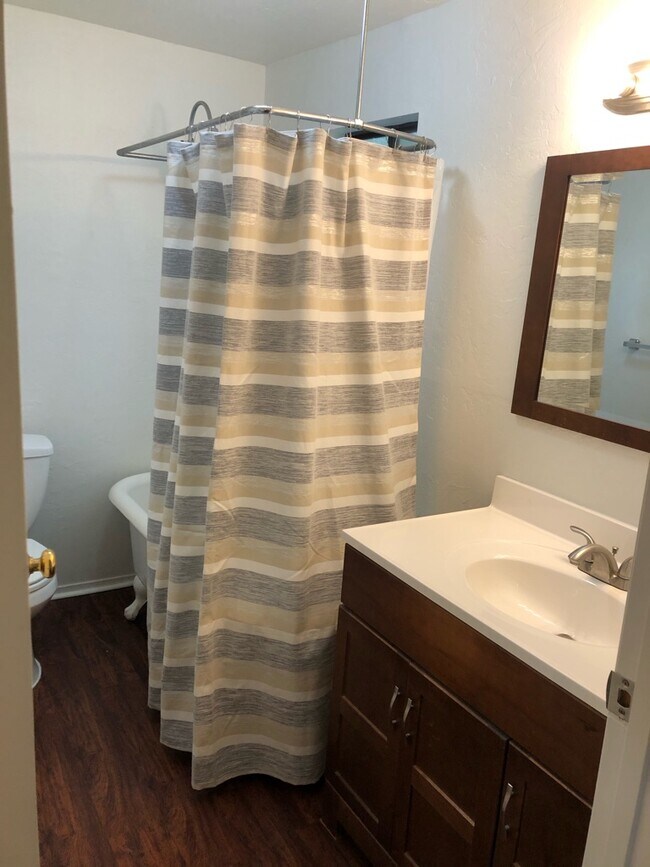 Baño - 411 W Dana St