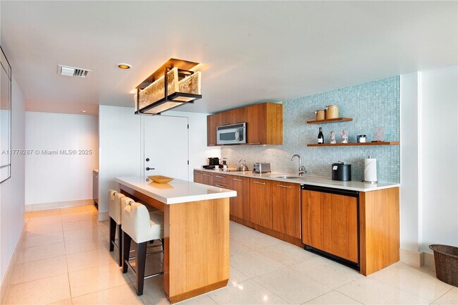 Foto del edificio - 6801 Collins Ave