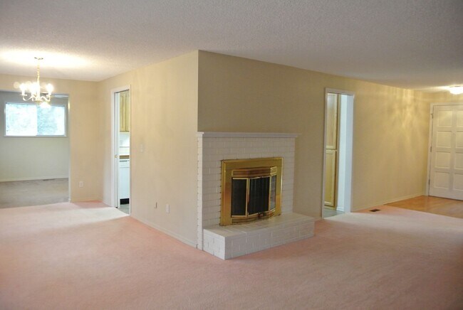 Foto del edificio - Spacious 4 bedroom 2 bath Home in North Al...