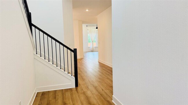 Building Photo - 1332 S Brook Dr