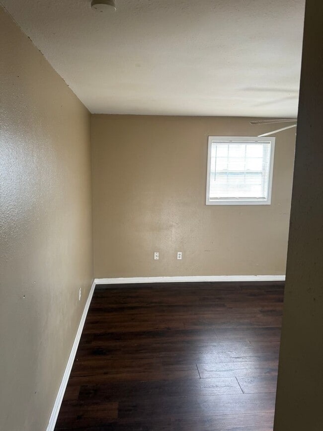 Foto del edificio - 4819-4821 Lynhuber Dr