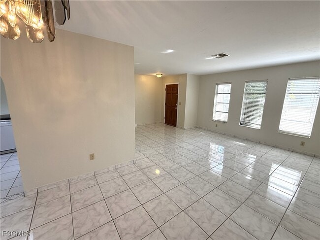 Building Photo - 1423 SE 18th Terrace