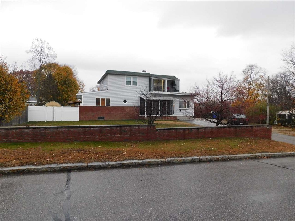 41 Upland St Unit 1, Manchester, NH 03102 Room for Rent in Manchester