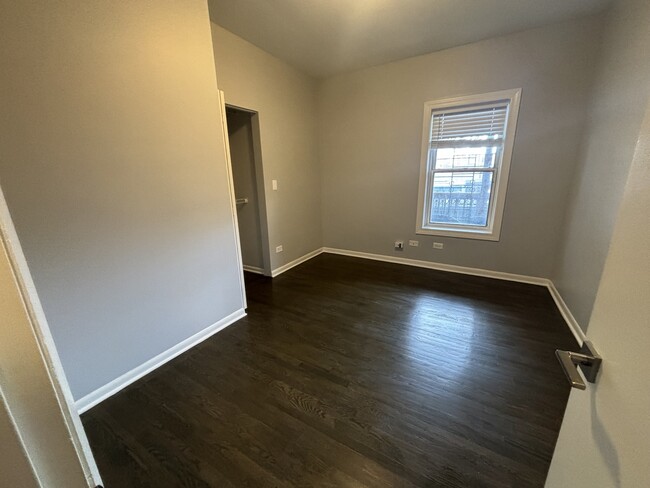 Foto del edificio - 855 W Barry Ave