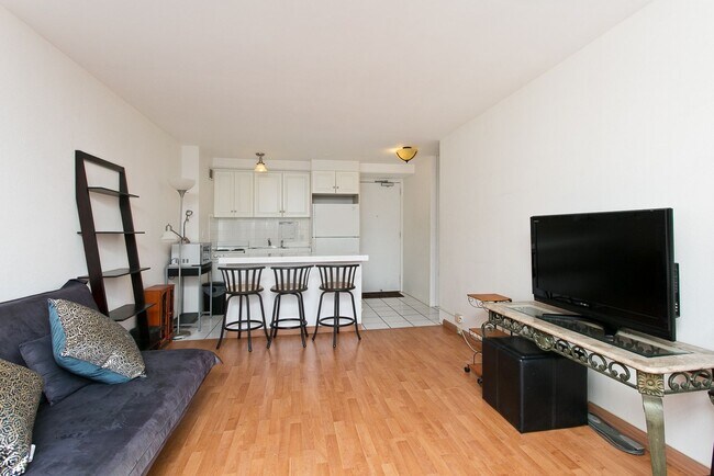 Foto del edificio - Furnished 1 bed/ 1 bath/1 parking! ALL Utilities INCLUDED!
