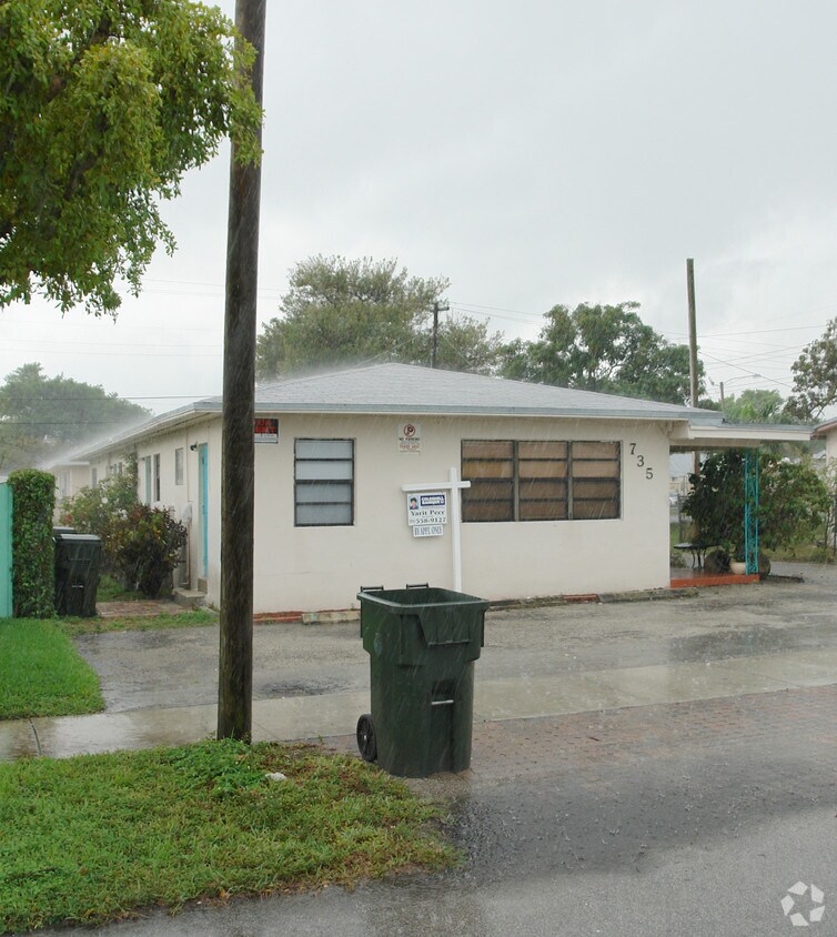 Building Photo - 735 SW 5th St