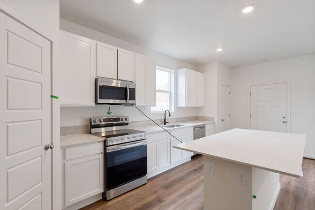 Foto del edificio - 3 bed/2.5 bath townhome w/attached 2-car garage