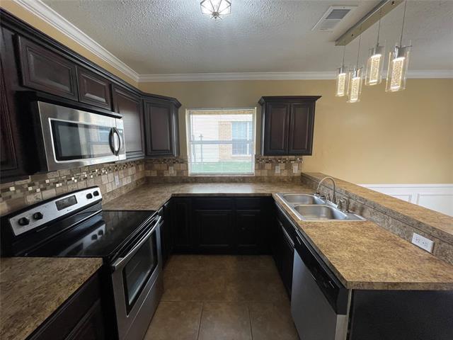 Foto del edificio - 2224 Forestbrook Dr