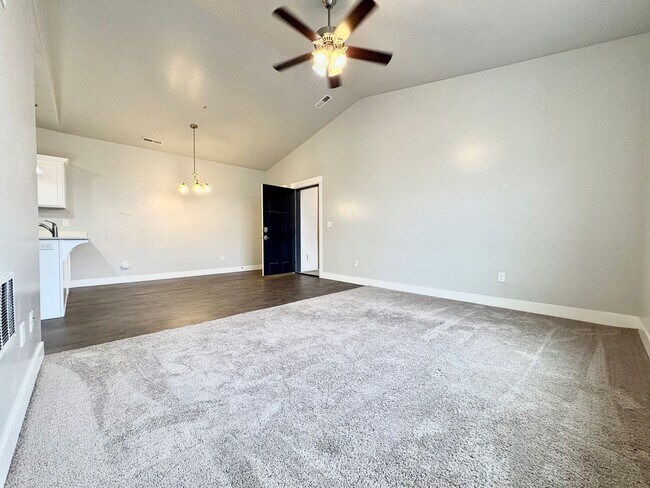 Foto del edificio - Spacious & Bright 3 Bedroom Condo with Pool Access, Garage, and Prime Lehi Location!