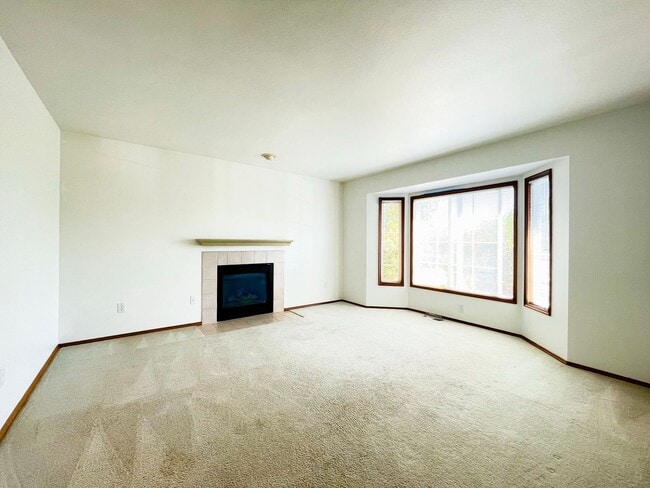 Building Photo - Recently updated Lynnwood Rambler in a quiet cul-de-sac