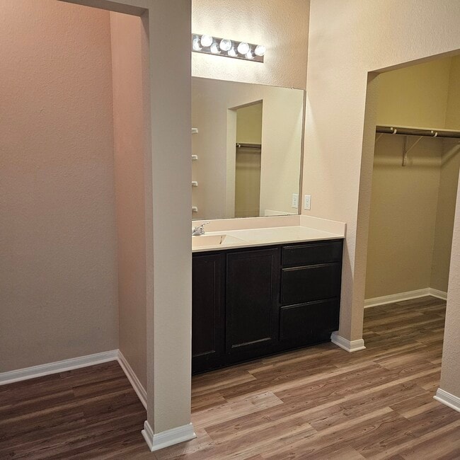 Building Photo - 727 Luna Vista Dr